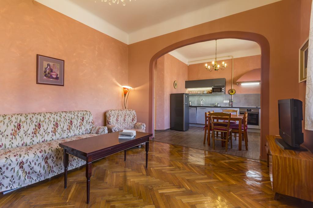 Spacious & Smart Center Apartment พูลา ภายนอก รูปภาพ